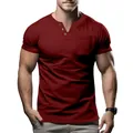 Schmal geschnittenes dunkelrotes Herren T-Shirt mit V-Ausschnitt, Henley-Stil und Tasche - Weinrot