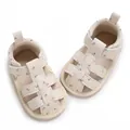 Close-up van babysandalen voor meisjes met zachte zool en delicaat bloemenprintpatroon - Broken Wit