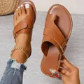 Detailansicht brauner Zehenring-Sandalen für Damen mit stilvollen weißen Kontrastnähten - Braun