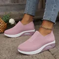 Gros plan de baskets à bascule roses en maille pour femmes avec semelles à bulles - 35 / Rose