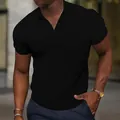Vue détaillée d'un polo noir à manches courtes pour hommes, coupe ajustée sport - Noir