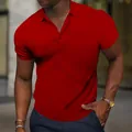 Gros plan d'un polo de sport pour hommes rouge cintré avec une texture gaufrée respirante - Rouge