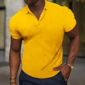 Vue détaillée d'un polo jaune vif pour homme, coupe ajustée avec une texture en maille gaufrée - Jaune