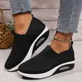 Κοντινό πλάνο μαύρα διχτυωτά παπούτσια slip-on με σόλες με αερόσολα - Μαύρο