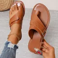 Elegantes sandalias planas de dedo marrones para mujer con detalle de hebilla y diseño - Tostado