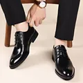 Zapatos de vestir clásicos de cuero negro para hombre con detalles brogue y suela blanda - 38 / Estilo Negro (22678-1)