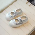 Elegante silberne Pailletten-Mary-Jane-Segeltuchschuhe für Mädchen mit Klettverschluss - Größe 26 (16,2 cm Innenlänge) / Weiß