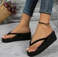Detalle de las elegantes sandalias de cuña negras con suelas de plataforma gruesas en el modelo - Negro Liso