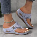 Sandali infradito con zeppa azzurri da donna con design traforato e fibbia in metallo - 38 / Celeste