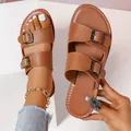 Detailansicht brauner flacher Schnallensandalen mit Retro-Design und offener Zehenpartie - Braun