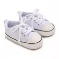Vue détaillée de chaussures en toile pour bébé blanches avec bout en cuir ultra résistant - Blanc
