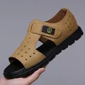 Sandalias de hombre en cuero marrón transpirable con tira de velcro y diseño perforado - 38 / Marrón