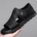Sandalias casuales de cuero negro para hombre con agujeros transpirables y correa sport - 38 / Negro