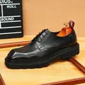Schwarze Derby-Schuhe aus Leder mit dicker Sohle und quadratischer Zehenpartie - Schwarz