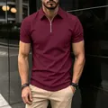 Détail d'un polo bordeaux pour homme en maille gaufrée avec col zippé élégant - Bordeaux