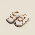 Sandalias blancas cerradas para niños pequeños con botones marrones para niños y niñas - Beige