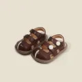 Sandalias cerradas clásicas marrones para bebé con botones blancos decorativos - Marrón