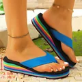 Dettaglio ravvicinato di infradito con zeppa a righe arcobaleno e plateau da 3,5 cm - 38 / Blu