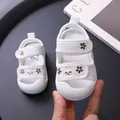 Weiße, atmungsaktive Baby-Sandalen aus Mesh mit niedlicher Stickerei und weicher Sohle - Set mit 6 Paaren (Größen 15-20) / Weiß