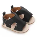 Gedetailleerd beeld van zwarte baby sandalen van generfd leer met zachte zolen en klittenband - Zwart