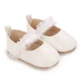 Nahaufnahme weißer Baby-Prinzessin-Schuhe mit Spitzenrüschen und weicher Sohle - Weiß