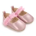 Detailansicht der rosa metallischen Lauflernschuhe für Babymädchen mit Spitzenrüschen - Rosa