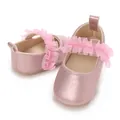 Vue détaillée de chaussures souples roses pour bébé fille avec lanières à volants - Rose