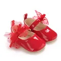 Detailansicht der roten Baby-Lackschuhe im Mary-Jane-Stil mit großen dekorativen Netzschleifen - Rot