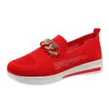 Stijlvolle rode ademende fly-knit wedge loafers voor dames met decoratieve gouden ketting - 36 / Rood