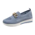 Ademende blauwe vliegengebreide sleehakken voor dames met gouden kettingdecor - 36 / Blauw