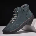 Premium Herren-Lederstiefel in Dunkelgrün mit handgefertigten manuellen Nähten und Flachsohle - 39 / Grün