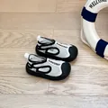 Detail von atmungsaktiven Baby-Netzsandalen mit schwarzer Zehenkappe und Netz. - Weiß