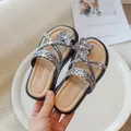 Elegantes zapatillas para niña con mariposas de pedrería y suelas gruesas de verano - Talla 26 (15.8cm de Largo Interior) / Negro