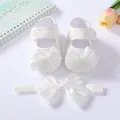 Detailansicht der weißen Baby-Prinzessin-Schuhe aus Spitze mit passendem Stirnband - Doppelter Schleifenstil (24-1)