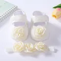 Elegante weiße Baby-Prinzessinenschuhe aus Spitze und Set mit Blumen-Stirnband. - Kamelien-Stil (24-1)
