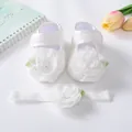 Detailansicht weißer Babyschuhe aus Spitze mit Blume und passendem Stirnband-Set - Blattblumen-Stil (24-1)