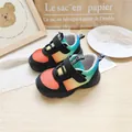Lebhafte regenbogenfarbene Mesh-Sneaker für Kleinkinder mit Klettverschluss in Schwarz - 18.0 / Verlauf Schwarz