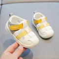 Sandales fermées en cuir imperméable pour bébés avec semelle souple antidérapante - Jaune