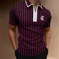 Detailopname van bordeaux gestreept poloshirt voor heren met witte ritshals en kroonlogo. - S / Tops / Bordeauxrood