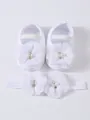 Vue détaillée de chaussures de princesse blanches pour bébé avec bandeau assorti. - Blanc