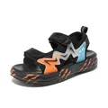 Jungensandalen in Schwarz mit leuchtend orangem Blitzmuster und weicher Sohle - Schwarz Orange Blumen