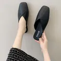 Primo piano di sabot in pelle nera con punta quadrata e design a pieghe unico per la primavera - 38 / Nero 2