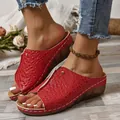 Gedetailleerde weergave van rode dames slippers met sleehak en krokodillenprint - Rood