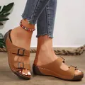 Detailansicht brauner Plateau-Sandalen mit Doppel-Schnallenriemen und weißen Nähten - Dunkelbraun