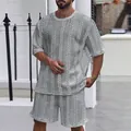 Detailansicht eines grauen Herren-Freizeitsets mit eleganter Zopfstrick-Jacquard-Struktur - Hellgrau