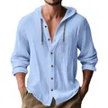 Detailansicht des blauen Herren-Kapuzenhemdes aus Baumwollleinen mit Knöpfen und Kordelzug - Himmelblau