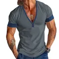 Dettaglio maglietta grigia da uomo con scollo a V e profili blu navy a contrasto estiva - Taglia S / Top / Grigio Ferro