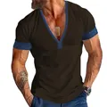 Vista dettagliata della t-shirt casual da uomo con scollo a V e profili blu a contrasto - Taglia S / Top / Marrone