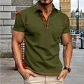 Detailweergave van olijfgroen poloshirt voor heren met oranje contraststiksels en een borstzak - S / Tops / Legergroen
