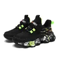 Atmungsaktive schwarze Jungen-Laufschuhe mit neongrünen Akzenten und Graffiti-Sohle - Schwarz Grün